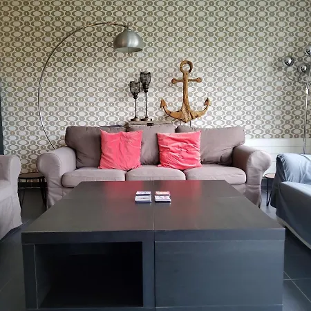 In Met Tuin En Parkeerplaats Holiday home