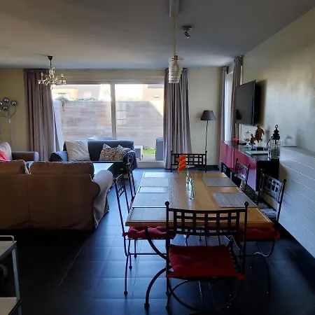 In Met Tuin En Parkeerplaats Holiday home
