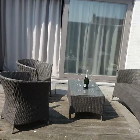 In Met Tuin En Parkeerplaats *