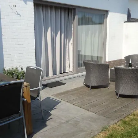 Holiday home In Met Tuin En Parkeerplaats