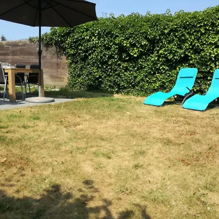 In Met Tuin En Parkeerplaats