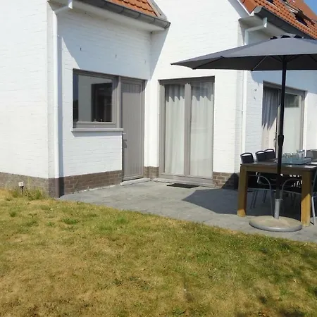 In Met Tuin En Parkeerplaats