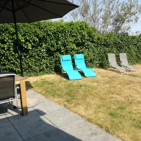 Holiday home In Met Tuin En Parkeerplaats